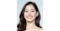 春の日差しを独り占めしたよう…新木優子、都会の庭園に佇む“グレージャケット”姿に「素敵な笑顔」の声
