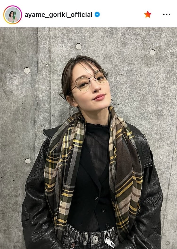 【写真】あたかもモード誌のオフショット…剛力彩芽、レザー×チェックストールの「私服」姿