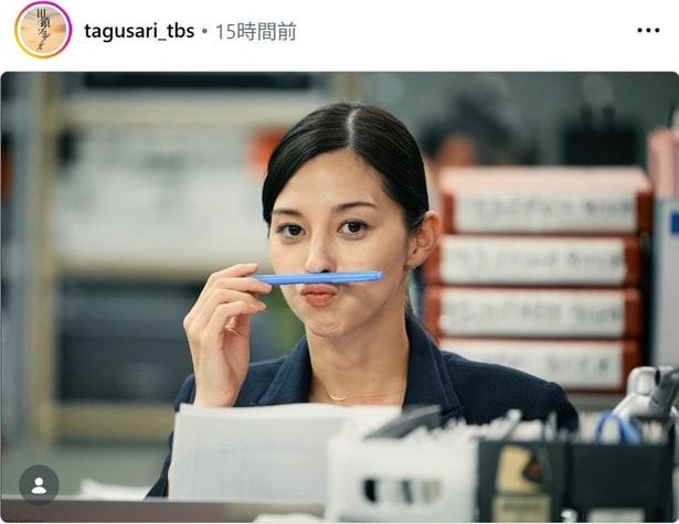 【写真】中条あやみ、ペンを挟むお茶目なオフショット