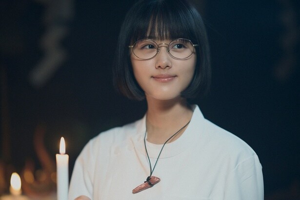 るな(原菜乃華)は“火神の子”として信者ビジネスを行う女子高生