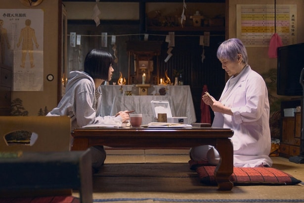 るな(原菜乃華)はおばば(根岸季衣)に自らの宿命について聞く