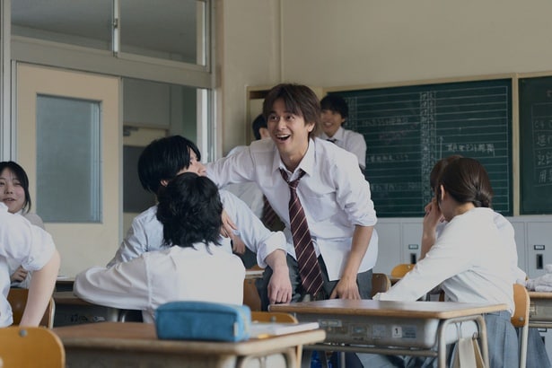 るな(原菜乃華)を冷やかすクラスメイトたち