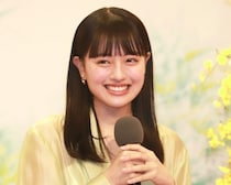 上坂樹里、光差し込む部屋でブルーチェックのワンピース姿「美しい」「かわいい」の声
