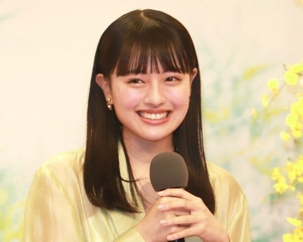 上坂樹里、光差し込む部屋でブルーチェックのワンピース姿「美しい」「かわいい」の声