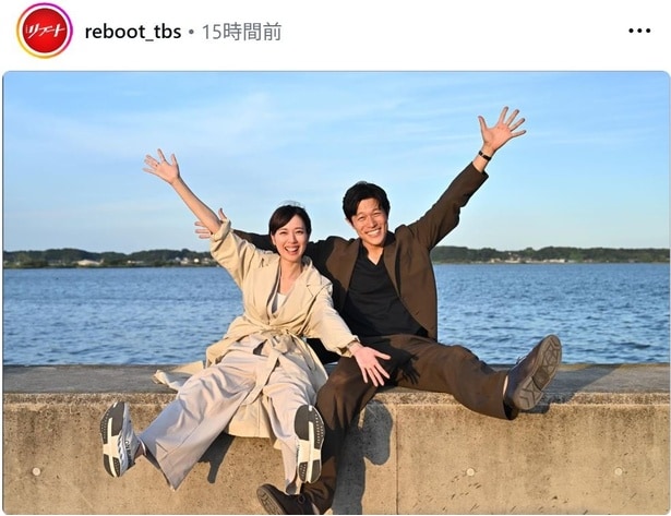 【写真】鈴木亮平＆戸田恵梨香、海を背景にさわやかオフショット