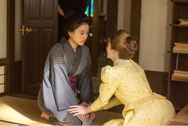 メアリー(アニャ・フロリス)は日本を離れインドへ旅立つことを直美(上坂樹里)に告げる
