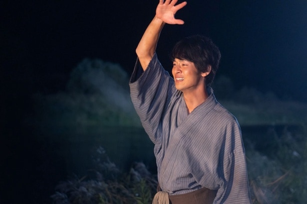 りん(見上愛)を涙ながらに見送る虎太郎(小林虎之介)