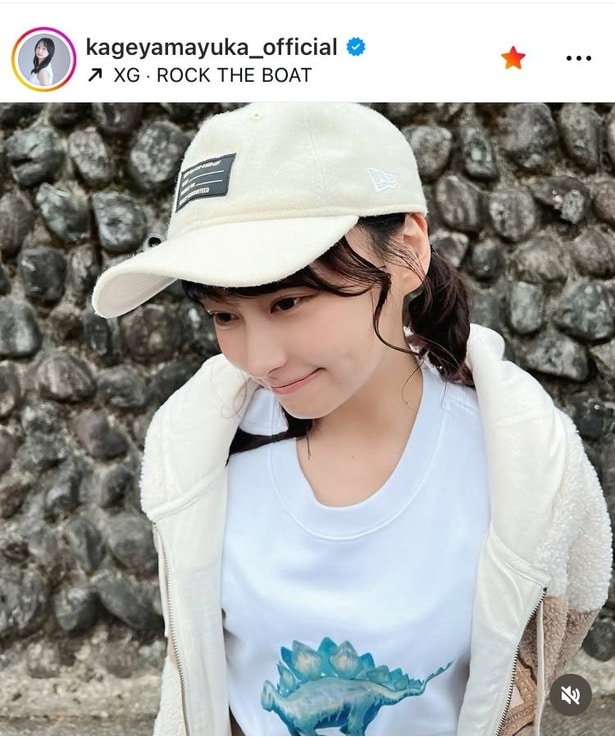 【写真】影山優佳、恐竜プリントTシャツ×キャップの“微笑み”姿