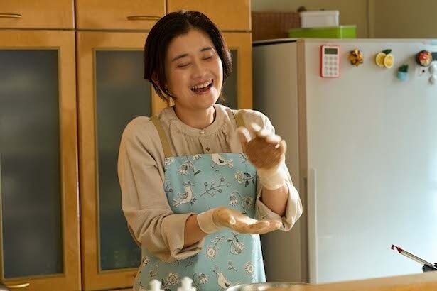 石田ひかり“明香里”が謎の人物からのプレゼントに恐怖の表情を浮かべた姿に「やばいやばい」「こわ…」の声<鬼女の棲む家>