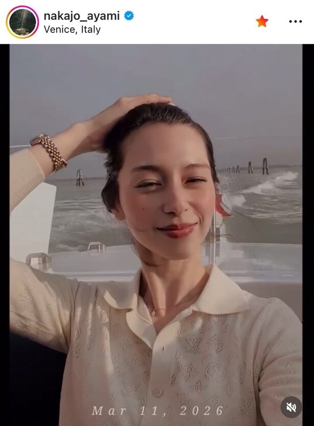 【写真】中条あやみ、“ほほ笑み”がまるで旅映画の主人公のような姿の自撮りを公開