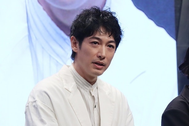 ディーン・フジオカ&瀧内公美、お揃いポーズで笑顔のオフショに「良いバディになりそう」の声＜LOVED ONE＞