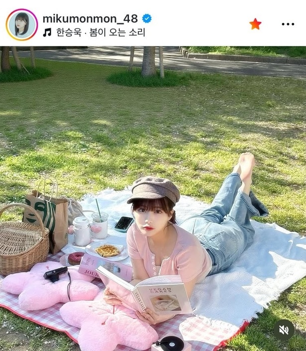 【写真】桜散る公園で絵になりすぎる“ピクニック”女子…田中美久、キュートな芝生ショット