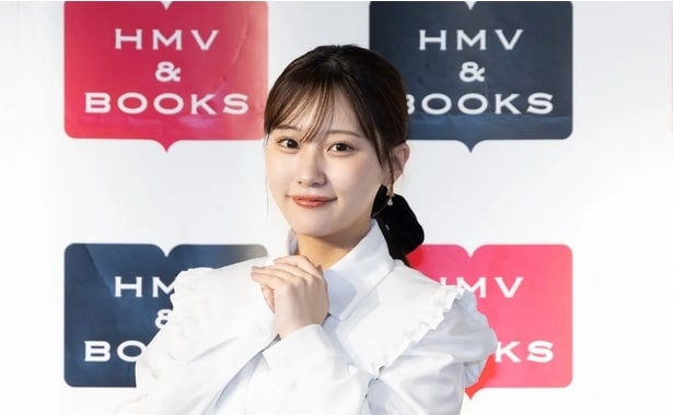 桜散る公園で絵になりすぎる“ピクニック”女子…田中美久、キュートな芝生ショットに多くの「いいね！」