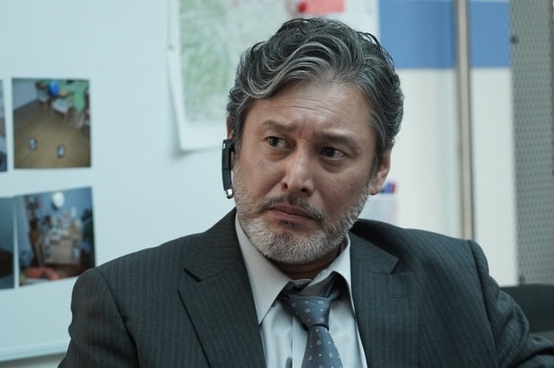 須黒(横田栄司)はニヒルなベテランで経験豊富な刑事