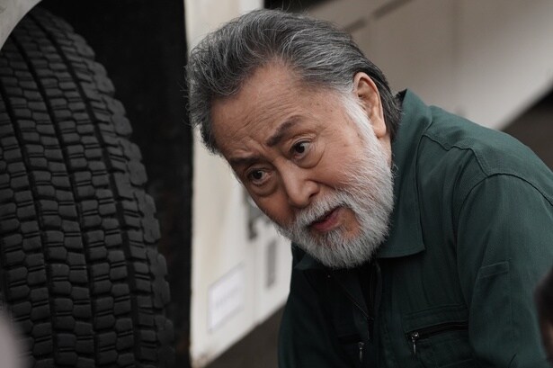 “メカじい”こと緑川(北大路欣也)は解決のヒントを蕾(佐藤勝利)たちに置いていく