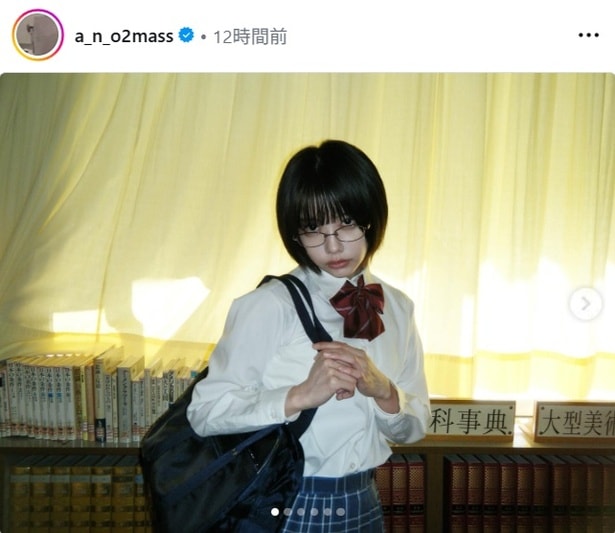 【写真】制服を纏うあの、無表情のままでじっと見つめる少し不気味なオフショット
