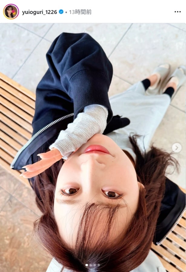 【写真】小栗有以、頬に手を添えかわいらしい表情
