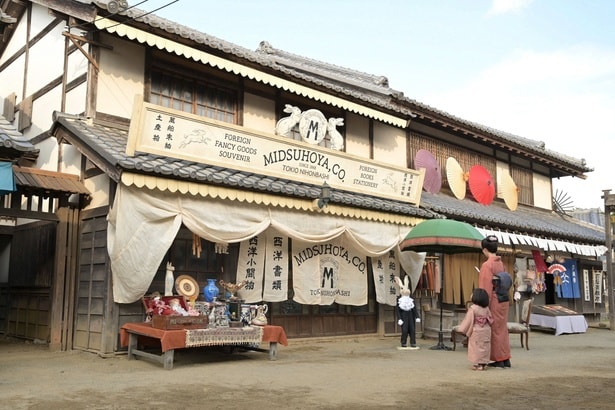 りん(見上愛)が訪ねた異国情緒あふれる店…看板には「MIZUHOYA,CO.」の文字
