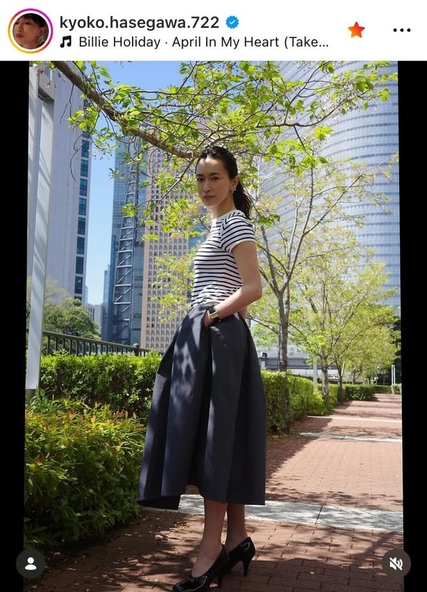 【写真】長谷川京子、都会のアートギャラリーに佇むようなボーダー×フレアスカート姿