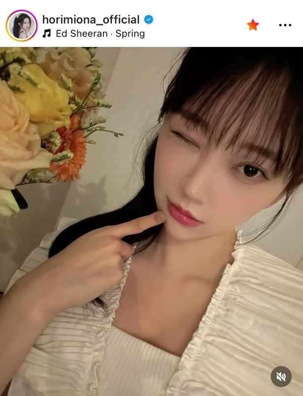【写真】堀未央奈、白フリルドレス×“近距離”ウィンクショットの自撮り