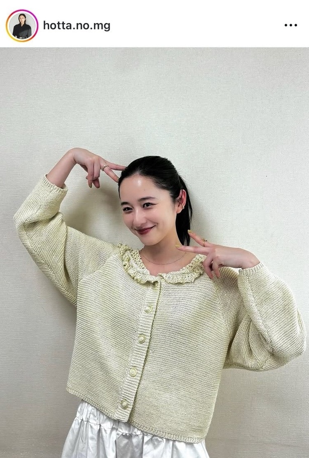 【写真】手編みのニットに春が宿ったよう…堀田真由、フリル襟ニット×ダブルピース姿