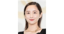 手編みのニットに春が宿ったよう…堀田真由、フリル襟ニット×ダブルピース姿に「かわいい微笑み」の声