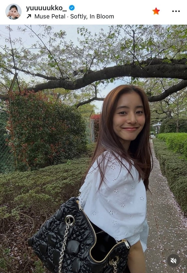 【写真】春の庭園に舞い降りたヒロインのよう…新木優子、“笑顔”の白レーストップス姿