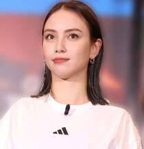 現代アートの世界に溶け込むよう…滝沢カレン、千鳥格子ジャケット×グレーニットのオフショットを公開