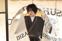 見上愛“りん”が困っているところに佐野晶哉演じる謎の男が登場　一方、上坂樹里“直美”は鹿鳴館へ＜来週の風、薫る＞