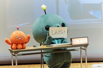 ファンミーティング「教育映画祭」タマがやりたい放題の“毒舌”を連発　前代未聞の「お葬式」漫才も