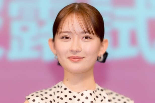 コナンと決めポーズ披露…畑芽育、劇場版の舞台挨拶でオフショ公開「たくさん“羽捕”してください」とコメント