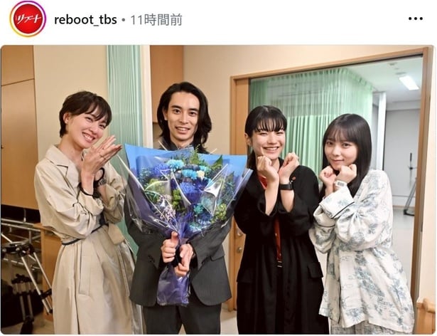 【写真】藤田ハルのクランクアップ時に戸田恵梨香らと“手錠ポーズ”
