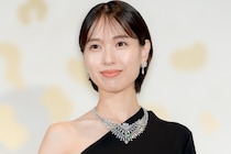 戸田恵梨香＆与田祐希ら藤田ハルのクランクアップで“手錠ポーズ”　「お疲れ様」「存在感すごかった」の声＜リブート＞