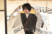 見上愛“りん”、東京での生活が始まる　佐野晶哉演じる“謎の青年”のボサボサ頭＆メガネ姿に「沼確定」と視聴者悶絶＜風、薫る＞