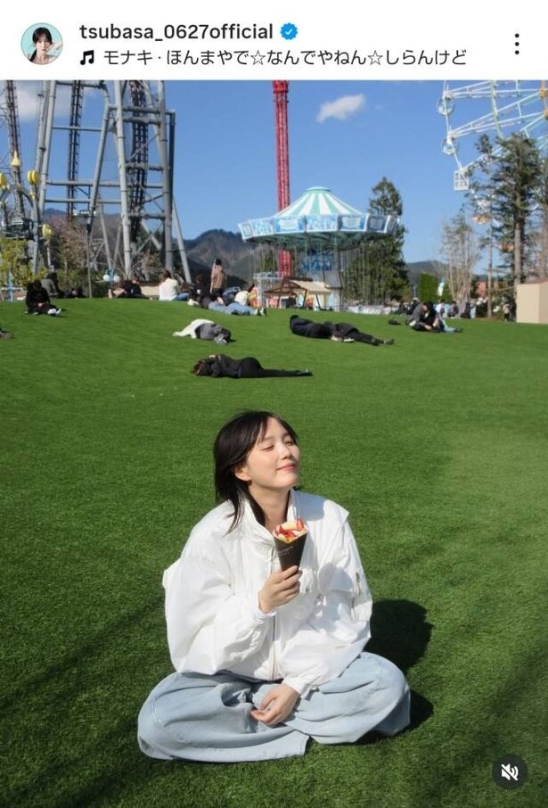 【写真】本田翼、芝生広場でクレープを食べるほっこりショット