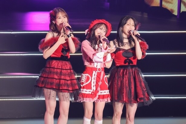 柏木由紀(写真左)＆横山由依(同右)がサプライズで登場