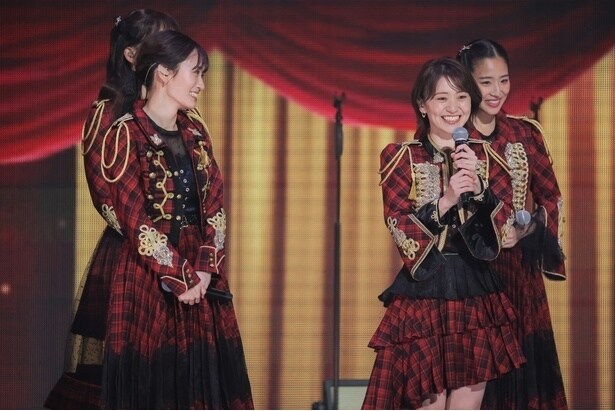 久々の共演で笑顔を見せる前田敦子と大島優子
