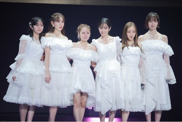 (写真左より)1期生の峯岸みなみ、小嶋陽菜、高橋、前田敦子、板野友美、篠田麻里子