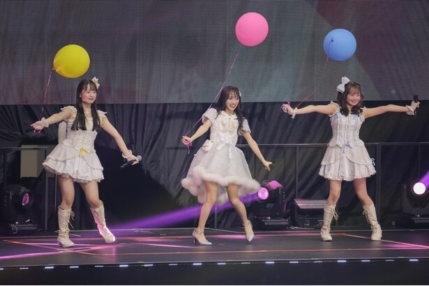 「天使のしっぽ」を披露する近藤沙樹、向井地美音、花田藍衣(写真左より)