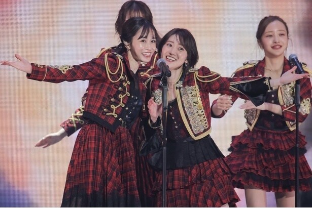 顔を寄せ合って歌唱する前田敦子と大島優子