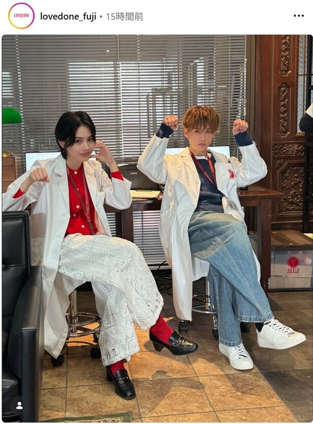 【写真】八木勇征＆安斉星来、白衣の下の衣装もおしゃれ