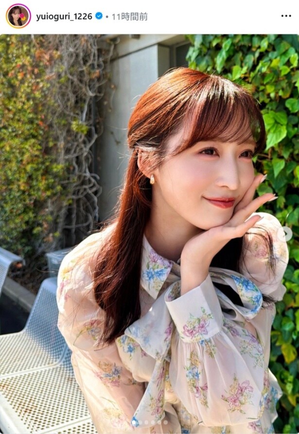 【写真】小栗有以、花柄ブラウス×ハーフアップのフェミニンな雰囲気