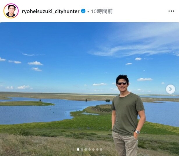 【写真】鈴木亮平、サングラスをかけてポケットに手を入れてポーズを決める堂々としたショット