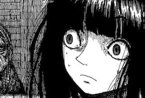 街路樹を毎日いじる老婆が気になってしまうOL…ある日、その土が血まみれだと気づくが「トラウマになりそう」【ホラー漫画】