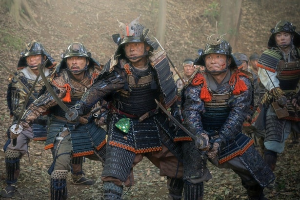 藤吉郎(池松壮亮)らは兵を分散させ、浅井軍と必死に闘う