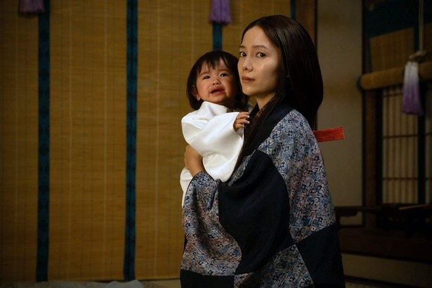 娘・茶々を抱く市(宮崎あおい)の不安げな表情