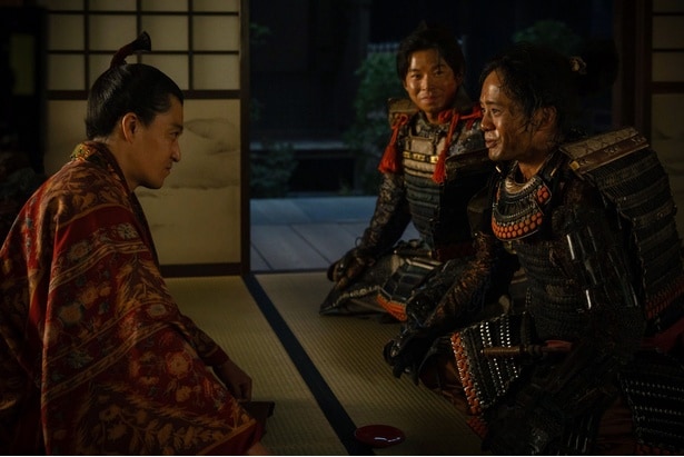 信長(小栗旬)、藤吉郎(池松壮亮)に祝いの酒を注ぐ