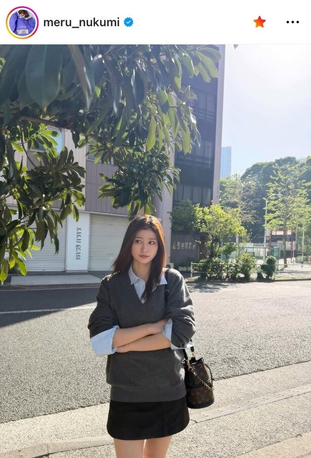 【写真】休日のポートレートのよう…生見愛瑠、「眼鏡乗ってます」なリラックスした表情