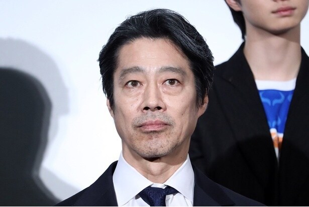 堤真一、子供たちとコインで遊ぶ仲良しオフショットに「五鉄さんにハマりそう」の声＜GIFT＞