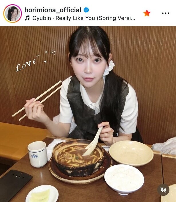 【写真】堀未央奈、味噌煮込みうどんを前に“地元っ子のよう”な姿